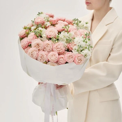 Дуобукет из кустовой розы Madam Bombastic и маттиолы 